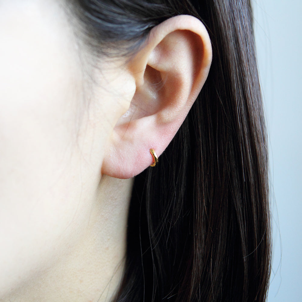 8 mm_Basic HUGGIE SMALL HOOP EARRINGS