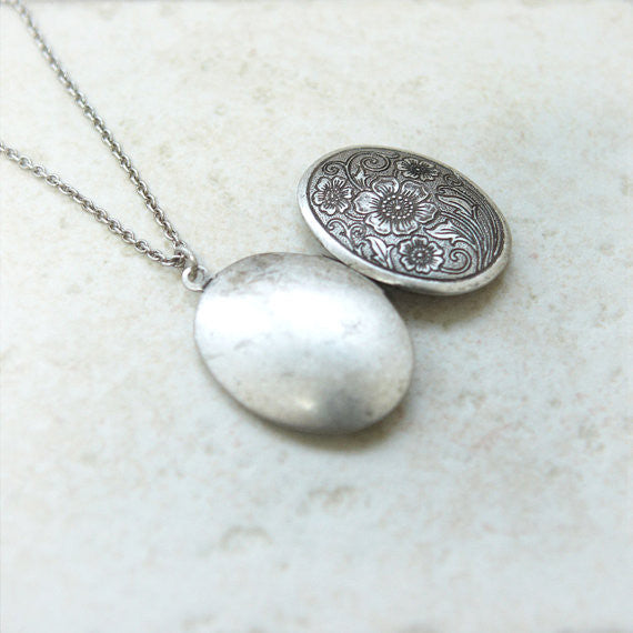 Antique style Oval Locket Necklace with leaves pattern